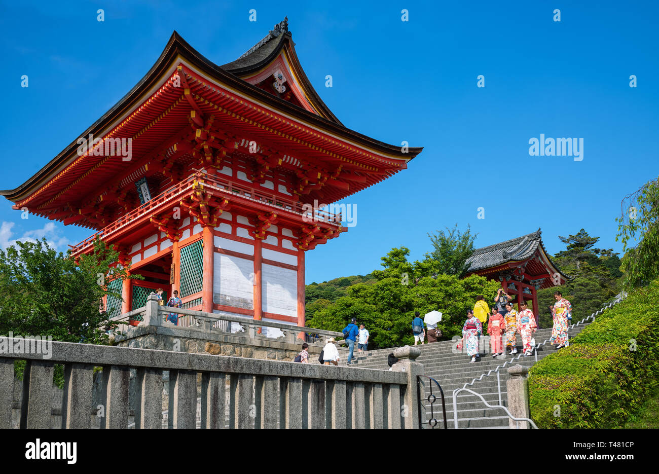 Kyoto, Giappone - 9 Giugno 2017: i visitatori locali sui passi con il rosso pagode del tempio di Kiyomizu Foto Stock