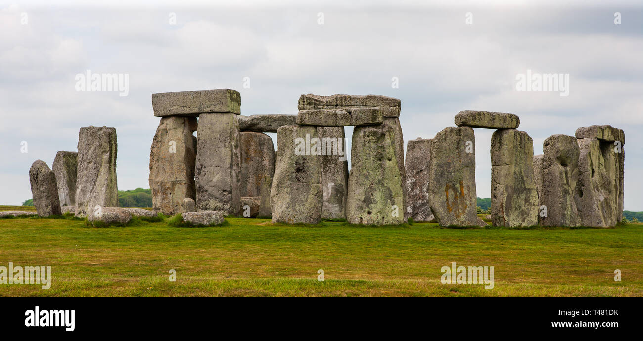 Stonehenge, Salisbury Plains, Inghilterra. Il neolitico architettura preistorica di grandi rocce disposte come una meridiana. Foto Stock