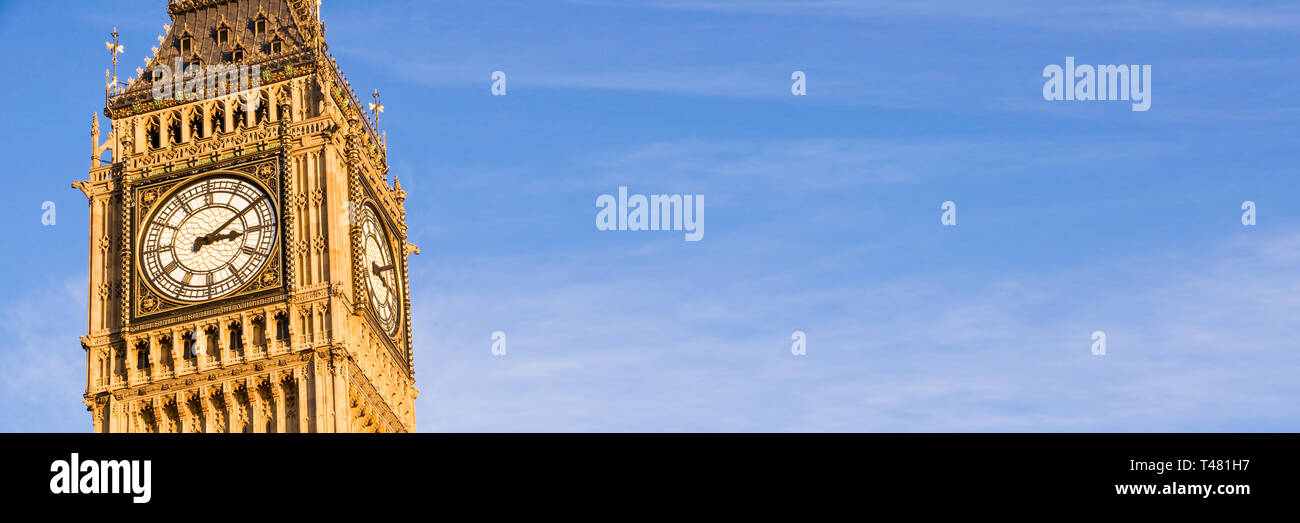 Big Ben stretta fino, Londra, Regno Unito. Blue sky sfondo panoramico Foto Stock