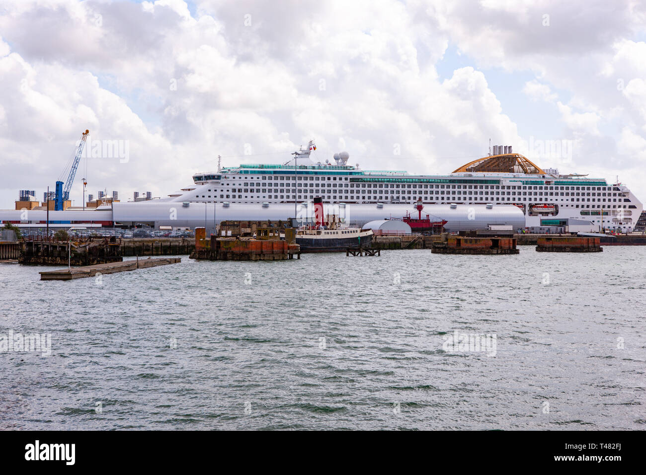 Ocean liner in dock presso il Porto di Southampton, Inghilterra Foto Stock