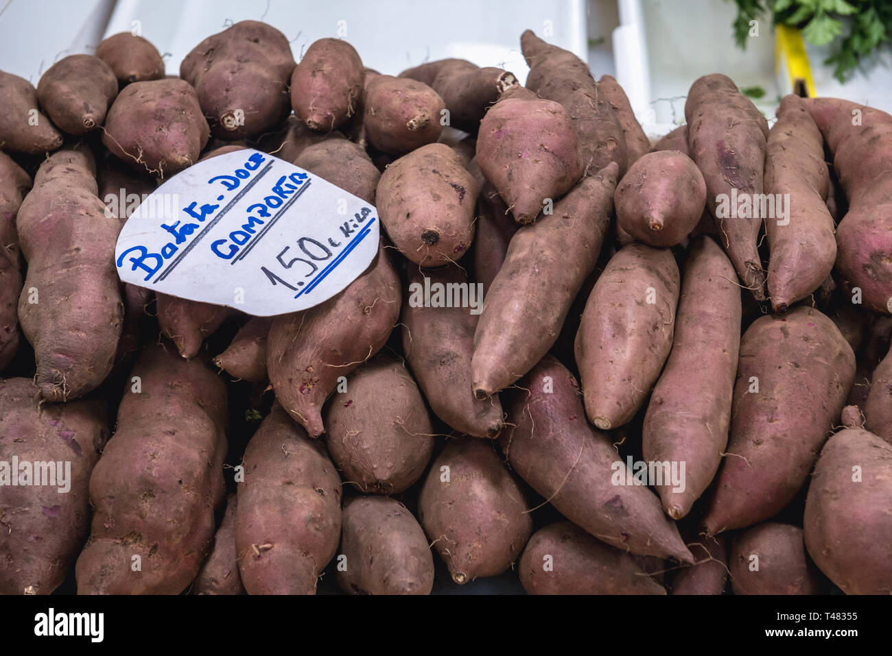 Patate dolci su Mercado do Livramento mercato coperto in Setubal vicino a Lisbona, Portogallo Foto Stock