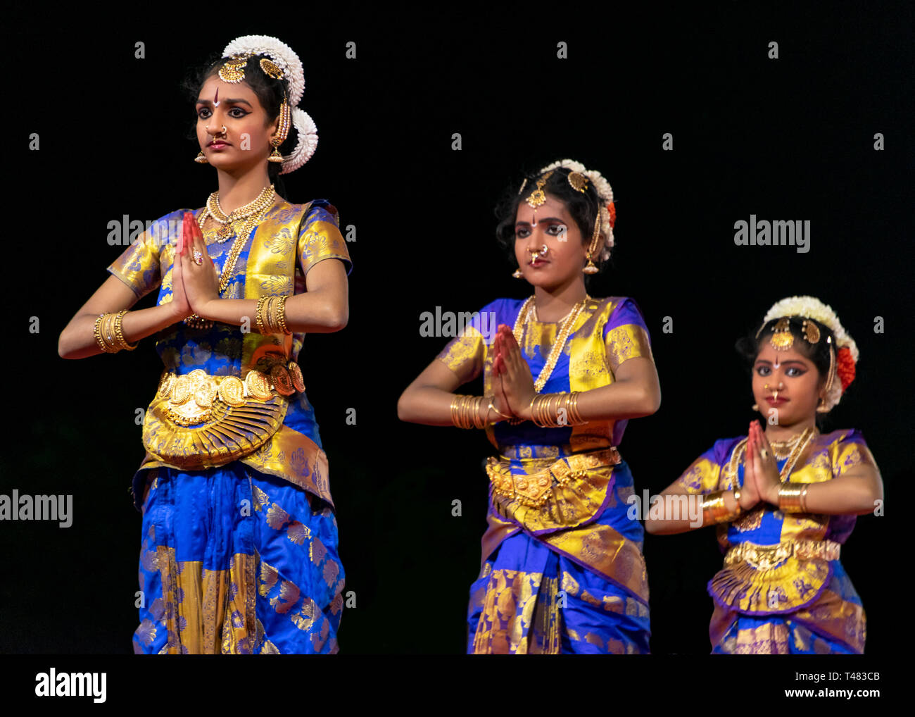 Vista orizzontale della bella Bharatanatyam ballerini eseguono durante Pongal festeggiamenti in India. Foto Stock