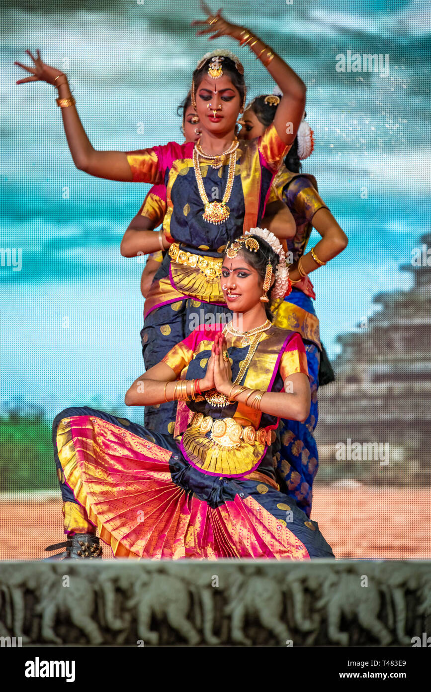 Vista verticale della bella Bharatanatyam ballerini eseguono durante Pongal festeggiamenti in India. Foto Stock