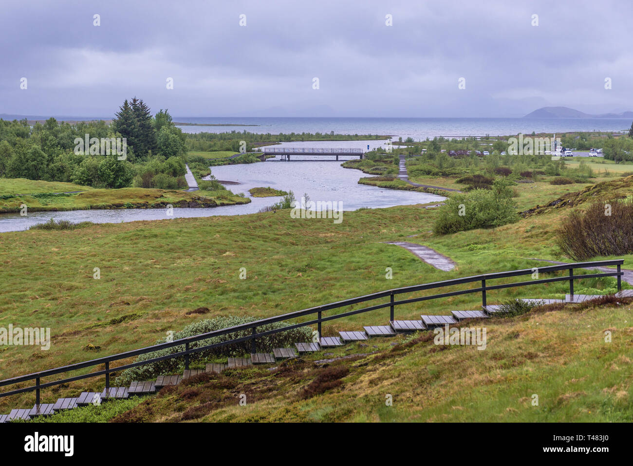 Oxara river a Thingvellir National Park nel sud-ovest dell'Islanda, con vista lago Thingvallavatn sullo sfondo Foto Stock