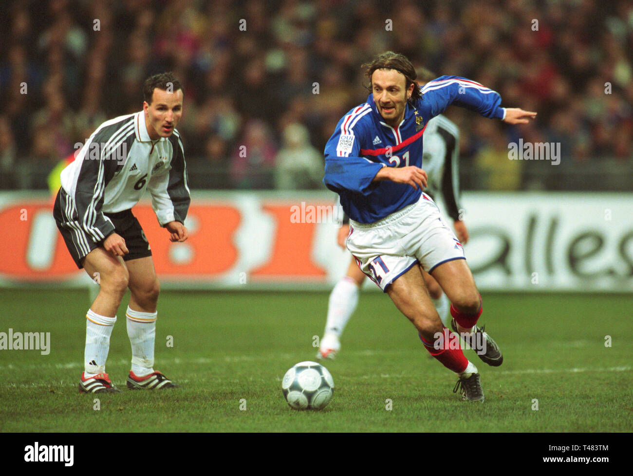 Stade de France Parigi Francia 27.2.2001, calcio: amichevole internazionale, Francia (blu) vs. Germania (bianco) 1:0 --- Jens Jeremies (GER), Christophe DUGARRY (FRA) Foto Stock