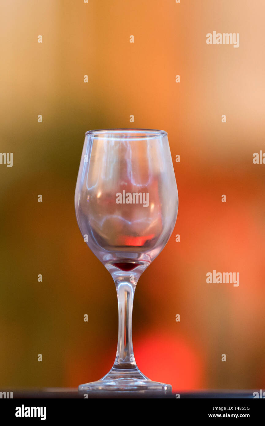 Un vuoto di vetro del vino con una offuscata, al di fuori della messa a fuoco lo sfondo. Foto Stock