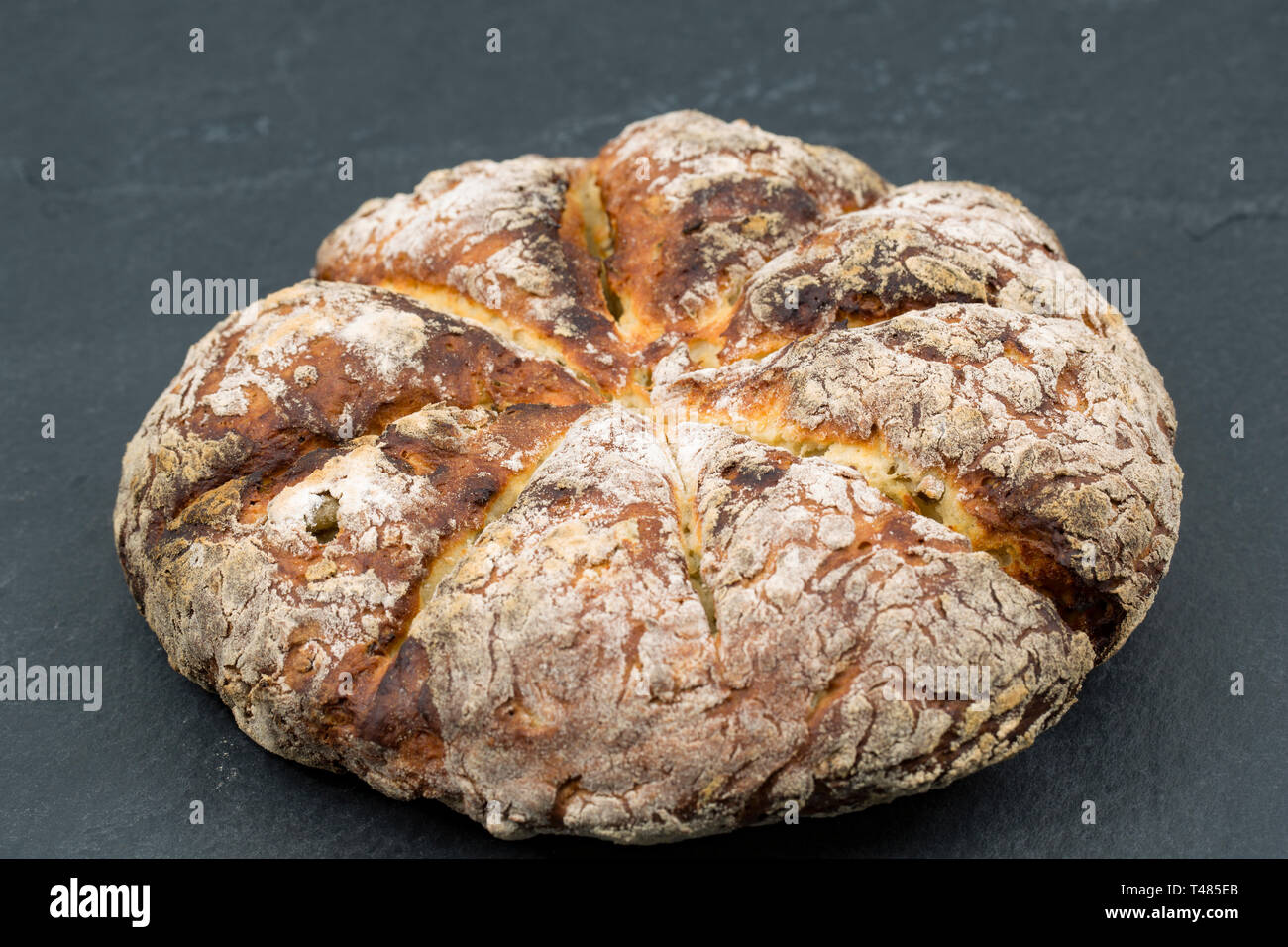 Home soda cotto il pane che è stata fatta con olio di oliva, il sale, il bicarbonato, il trito di rosmarino tritato olive verdi ripiene, farina, self sollevamento Foto Stock