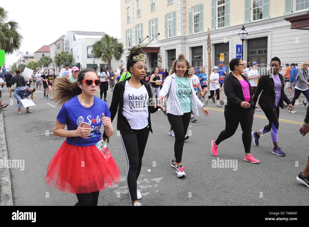 Eseguire il ponte, Elite corridori e camminatori, alcuni in costume, Tutu, più di 25.000 i partecipanti eseguono le 2,5 miglia su due campate Foto Stock