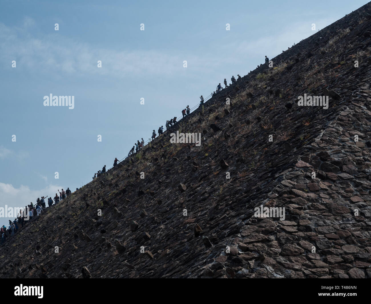 Salendo il Tempio del Sole a Teotihuacan in Messico Foto Stock
