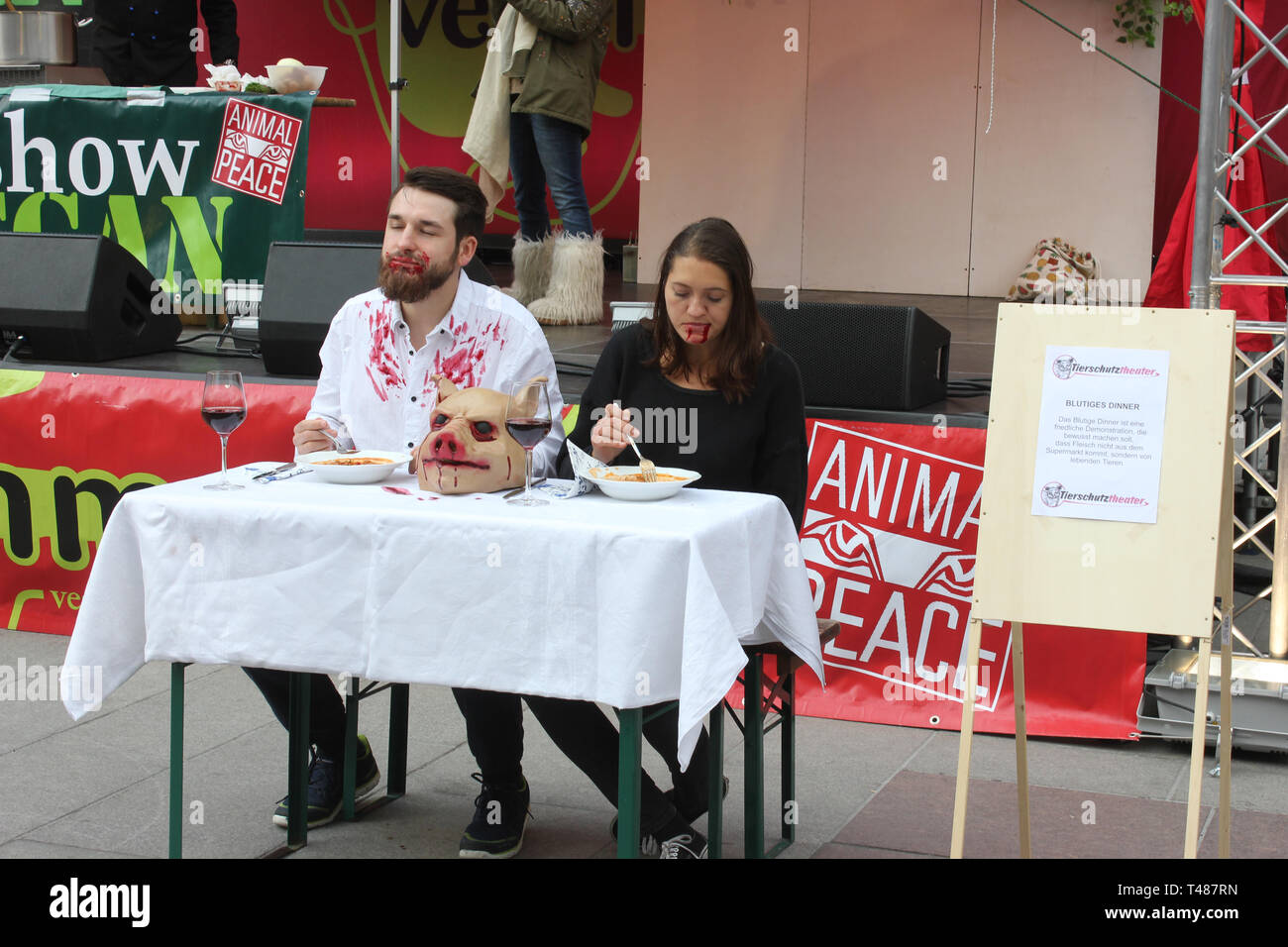 Vegano prestazioni di protesta dal dramma tedesco del gruppo di protezione animale, 'Tierschutztheater'. Prestazioni accanto al vegano evento outdoor " Veganmania'. Foto Stock