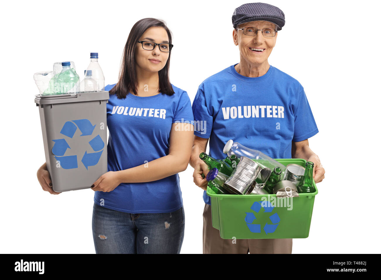 Giovani volontari di sesso femminile e un uomo anziano volontario con cassonetti per il riciclaggio isolati su sfondo bianco Foto Stock
