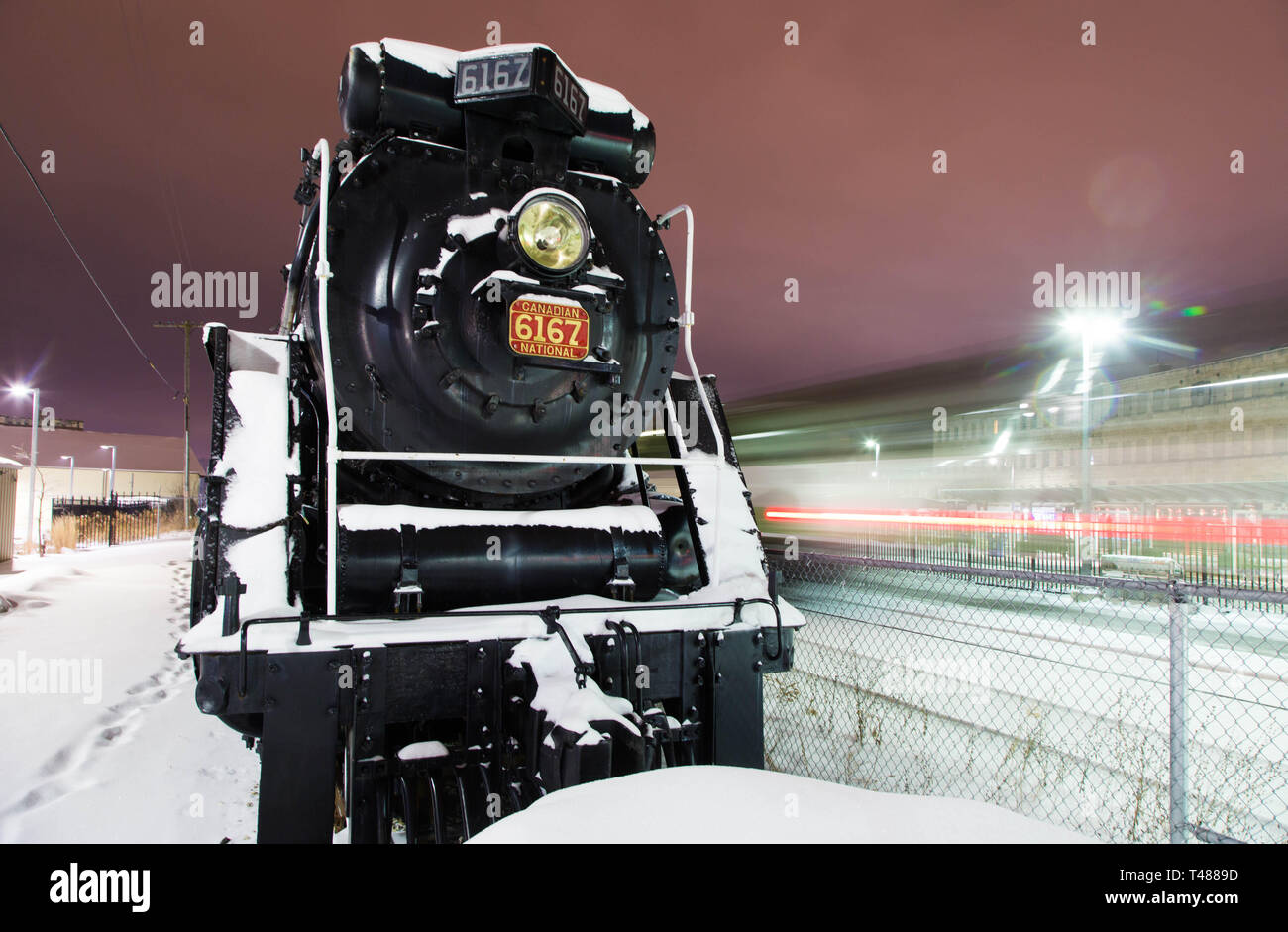 Il Canadian National treno guelph Kitchener Waterloo ontario vapore locomotiva a motore andare il transito dei " commuters " visualizzazione statica per la stazione passeggeri di esposizione di neve Foto Stock