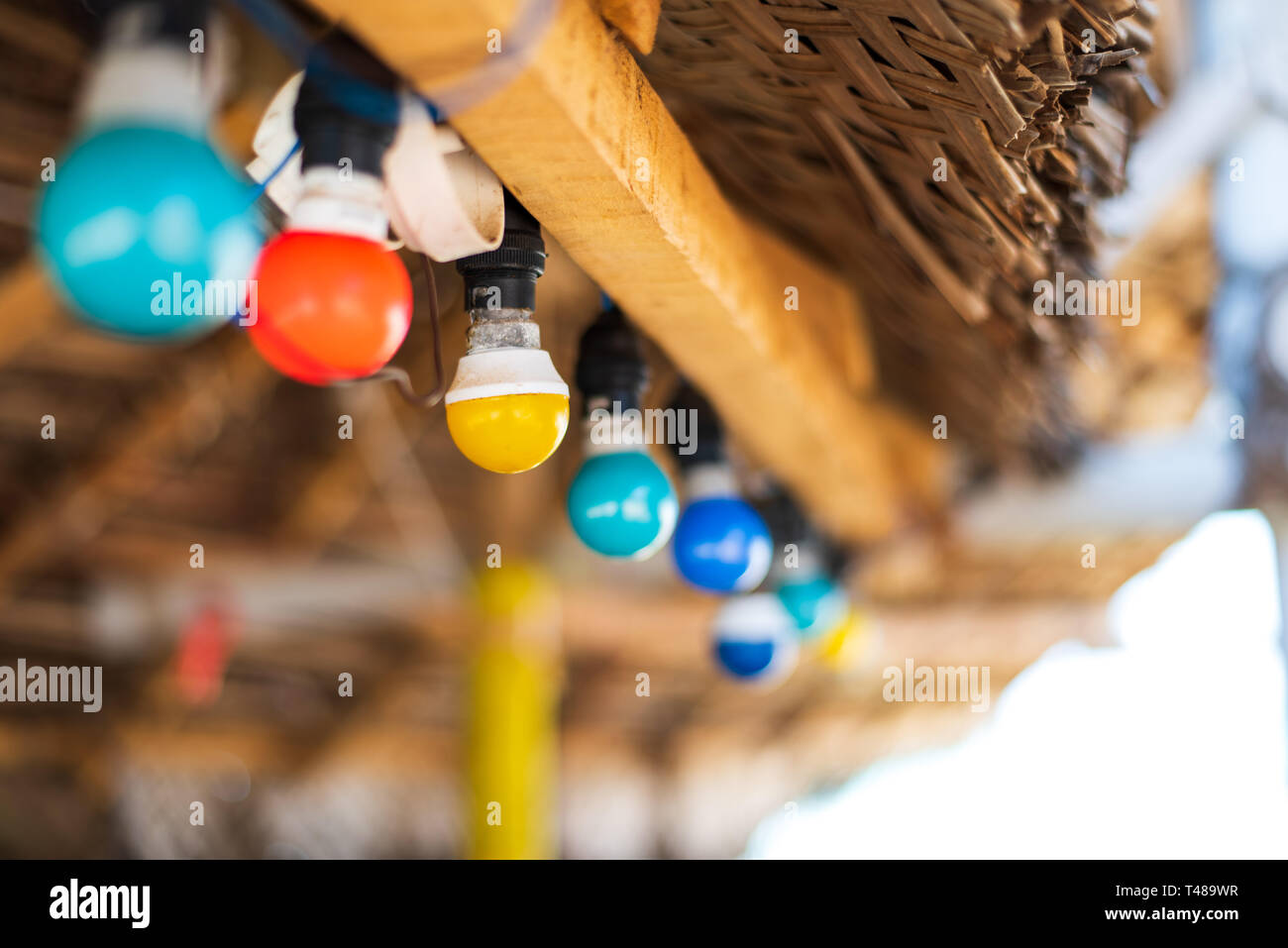 Colorate le lampadine della luce in un bar sulla spiaggia vicino fino Foto Stock