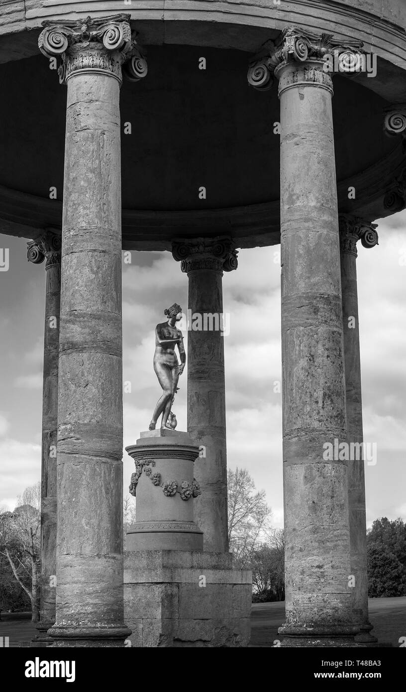 La Rotunda e statua in Stowe Gardens, Buckingham, Buckinghamshire, UK Foto Stock