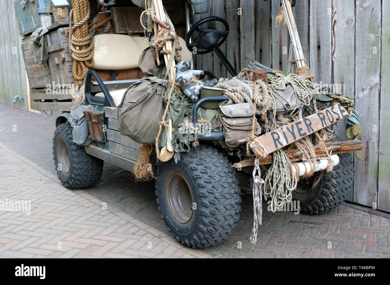 Esercito alleato jeep a un veicolo militare incontro. Questi sono stati la scelta del veicolo per ottenere su terreni accidentati Foto Stock