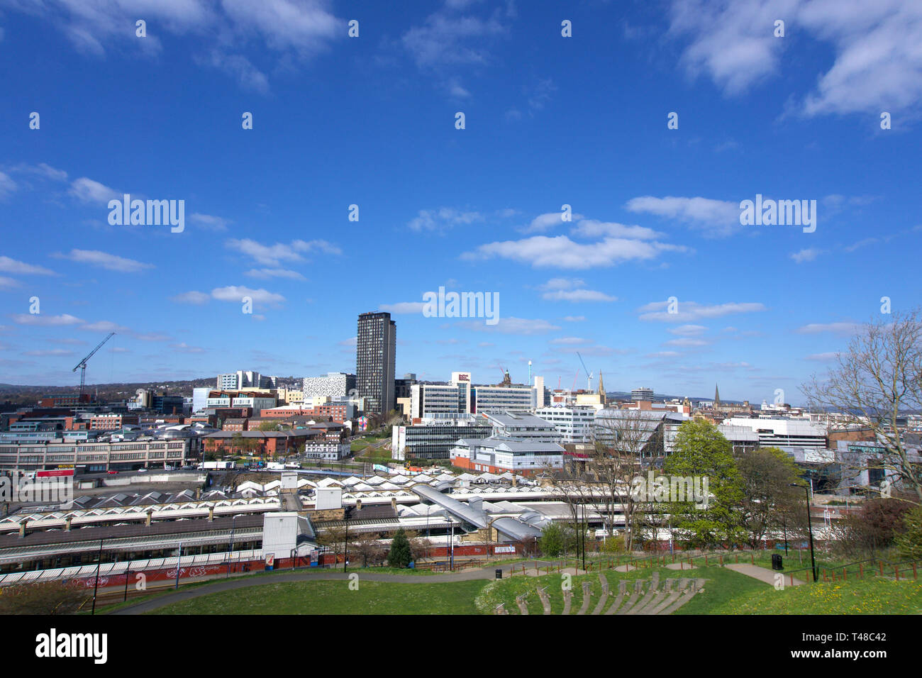 Vista del centro della città di Sheffield in tutta la valle da Park Hill su un luminoso giorno con poche nuvole nel cielo blu Foto Stock
