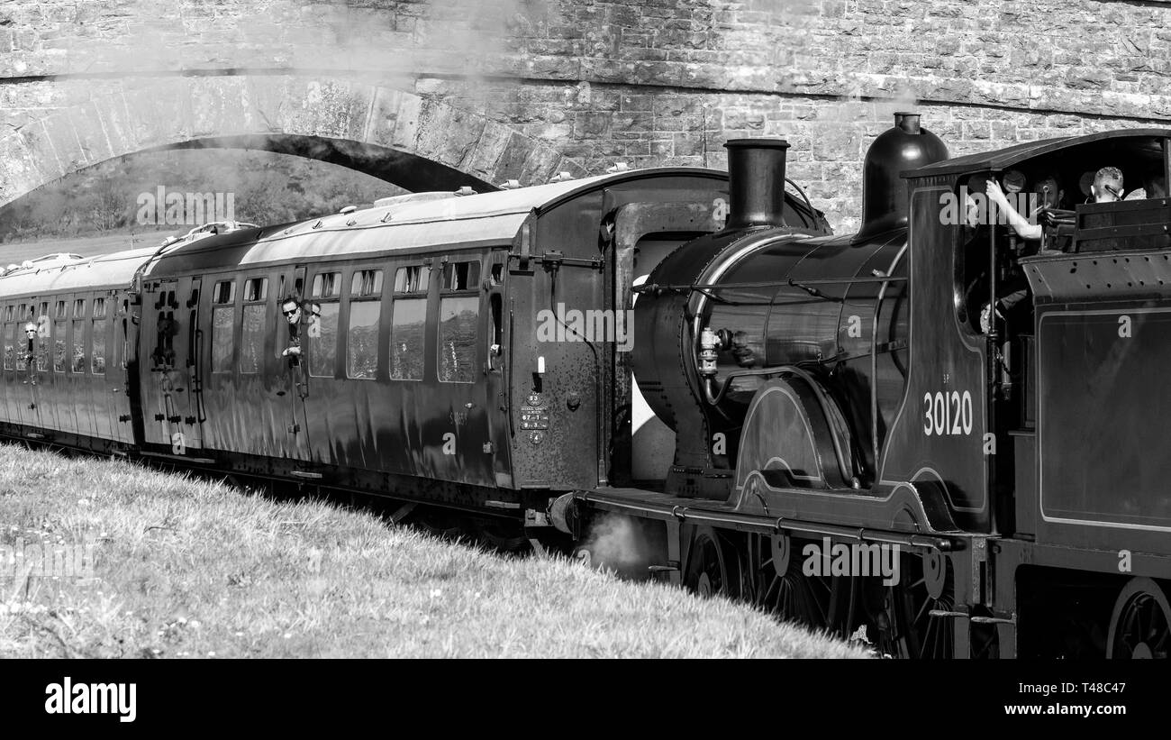 Vecchia Ferrovia Stream di passare sotto il ponte di Purbeck Hill, Dorset, Regno Unito Foto Stock