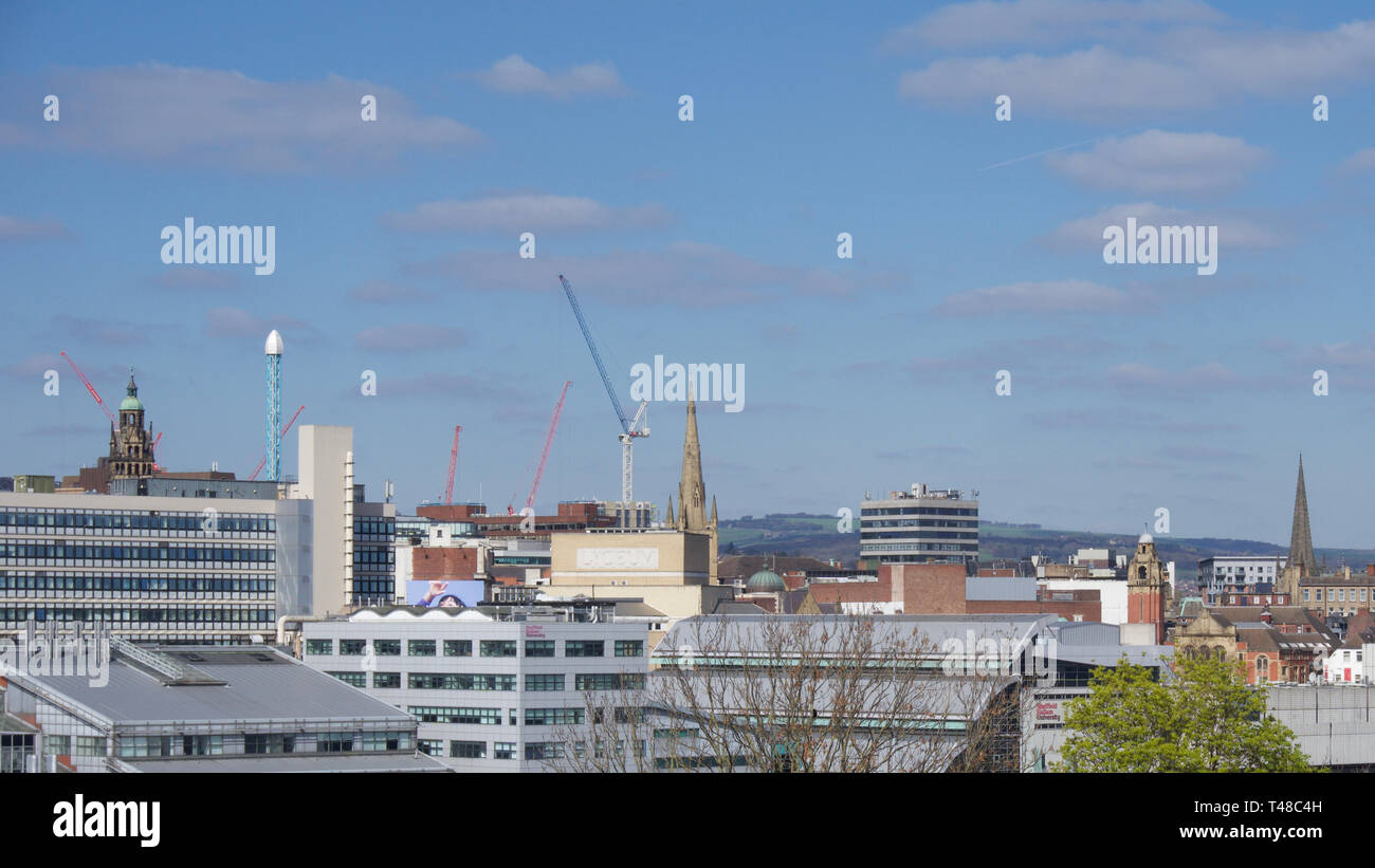 Vista del centro della città di Sheffield in tutta la valle da Park Hill su un luminoso giorno con poche nuvole nel cielo blu Foto Stock