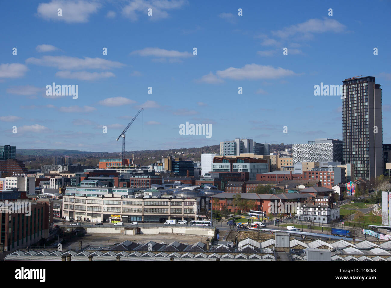 Vista del centro della città di Sheffield in tutta la valle da Park Hill su un luminoso giorno con poche nuvole nel cielo blu Foto Stock