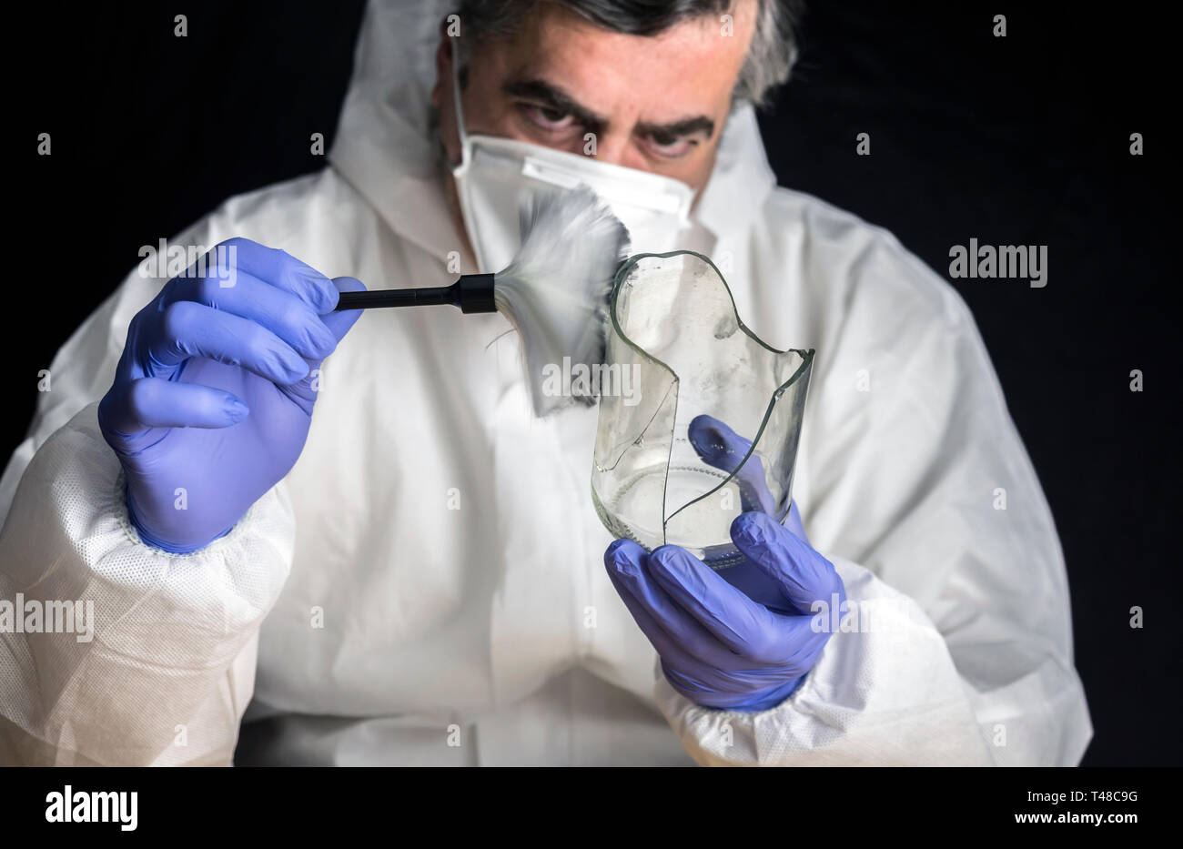La polizia di esperti di ottenere impronte digitali dalla rottura di un vaso di vetro in laboratorio Criminalistic, immagine concettuale Foto Stock