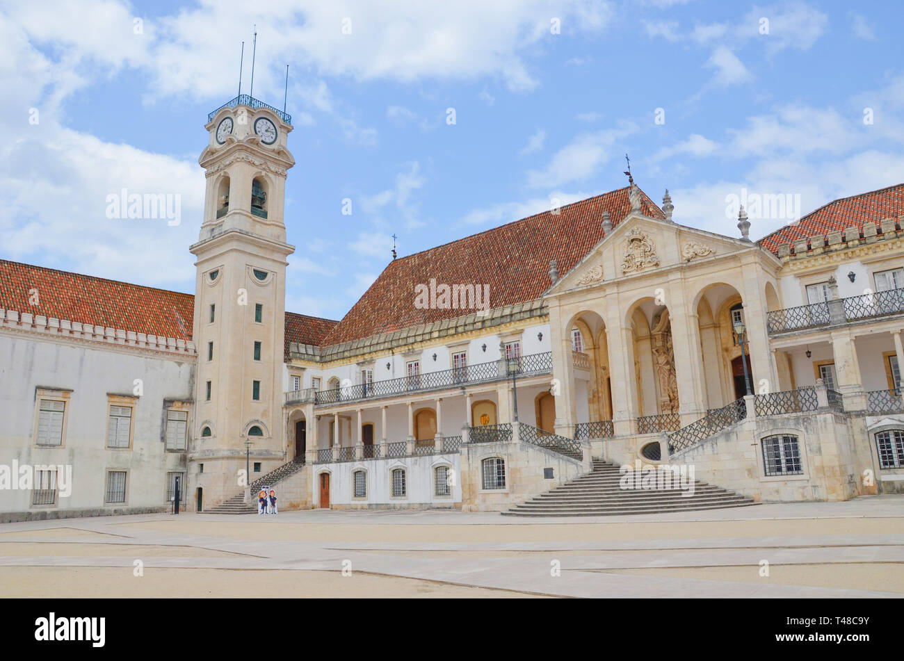 Bella torre e nelle vicinanze del cortile nel campus dell'Università di Coimbra, in Portogallo. Essa è la più antica università del paese. Foto Stock
