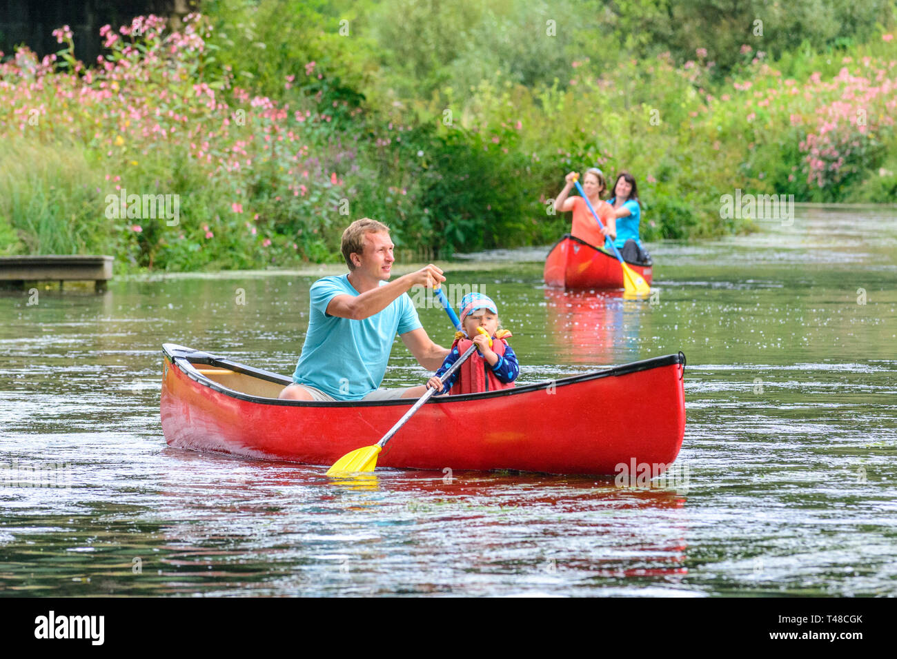 Gruppo di persone canoa sul fiume in media franconia Foto Stock
