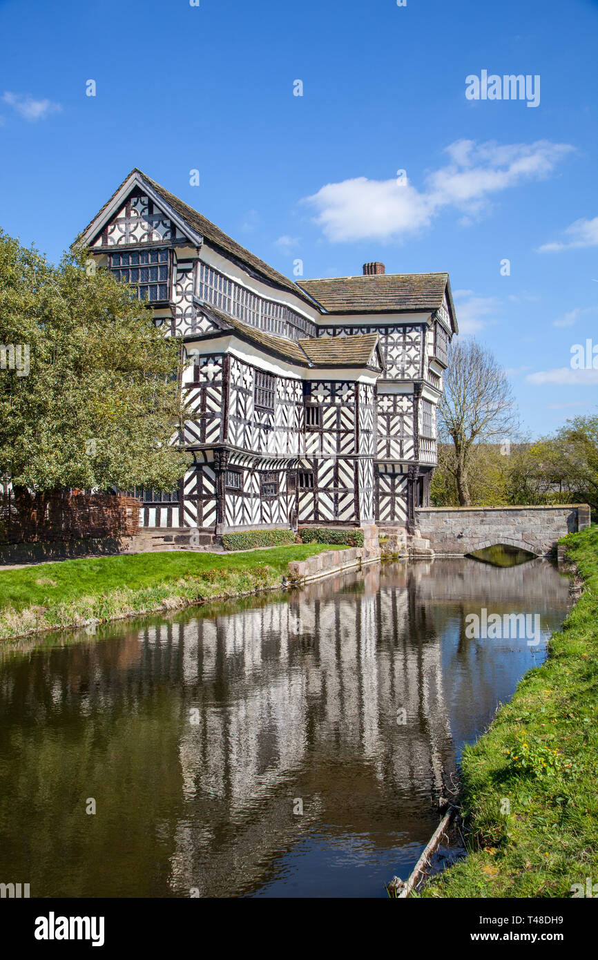 Little Moreton Hall, moated il bianco e nero graticcio Tudor manor house vicino a Congleton nel Cheshire, proprietà del National Trust Foto Stock