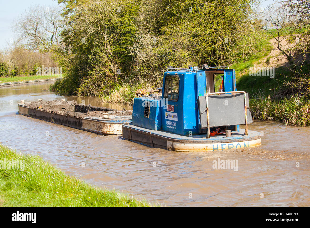 Manutenzione lavori di riparazione e di dragaggio del canale a Macclesfield essendo effettuata a Buglawton Cheshire England Regno Unito Foto Stock