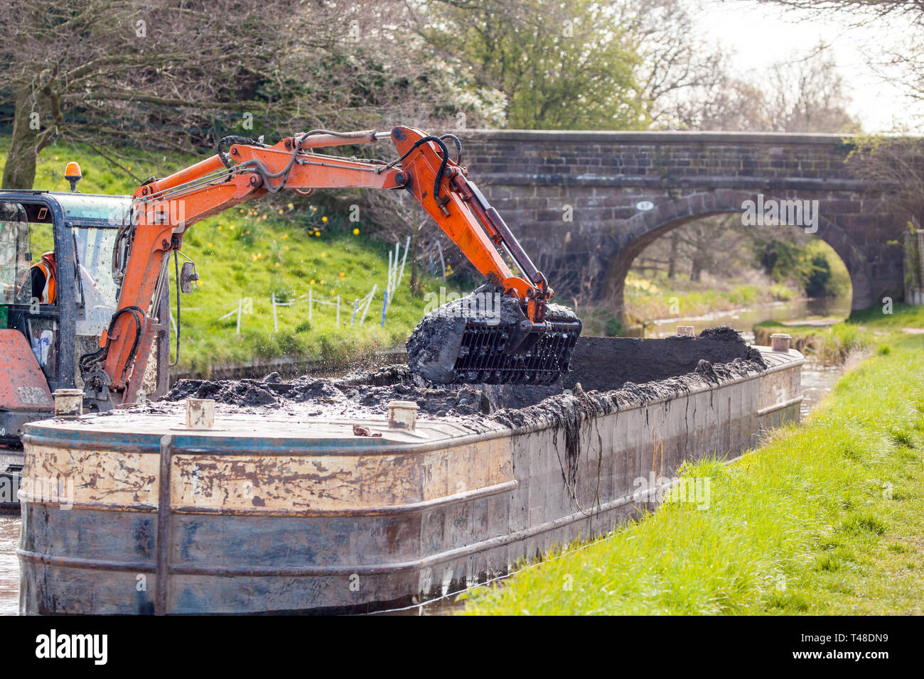 Manutenzione lavori di riparazione e di dragaggio del canale a Macclesfield essendo effettuata a Buglawton Cheshire England Regno Unito Foto Stock