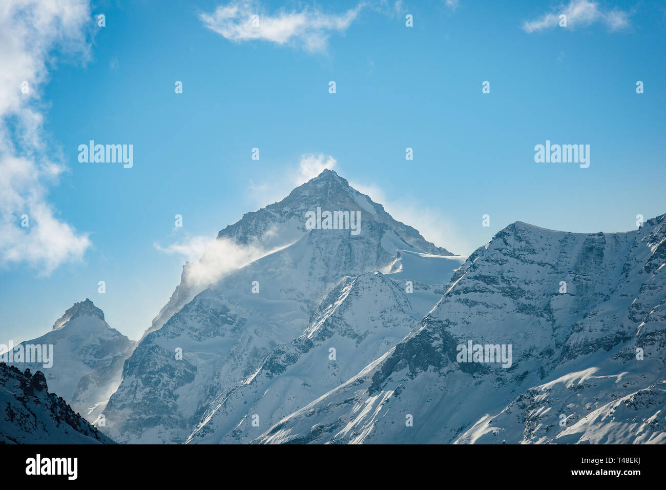 La Dent Blanche mountain che culmina a 4'357 metri, Vallese, Svizzera. Foto Stock