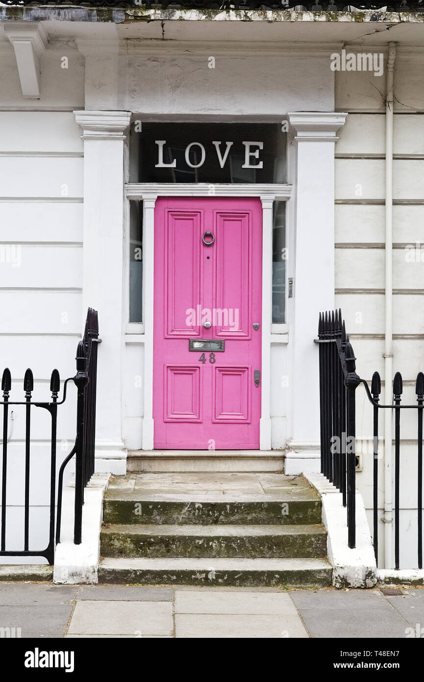 Porta Rosa con amore scritto sulla finestra Oakley Street London Foto Stock