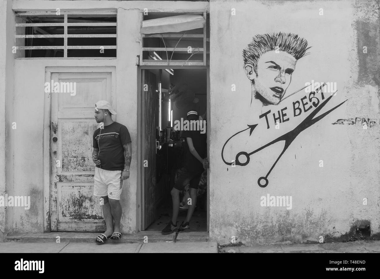 L'Avana, Cuba - Febbraio 2019: quotidiani locali e turistiche di istantanee di vita sulle strade di La Habana, Cuba nel febbraio 2019 Foto Stock