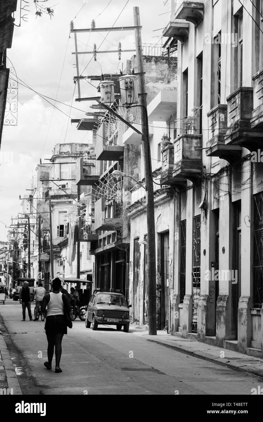 L'Avana, Cuba - Febbraio 2019: quotidiani locali e turistiche di istantanee di vita sulle strade di La Habana, Cuba nel febbraio 2019 Foto Stock