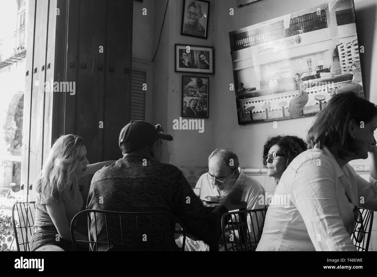 L'Avana, Cuba - Febbraio 2019: quotidiani locali e turistiche di istantanee di vita sulle strade di La Habana, Cuba nel febbraio 2019 Foto Stock