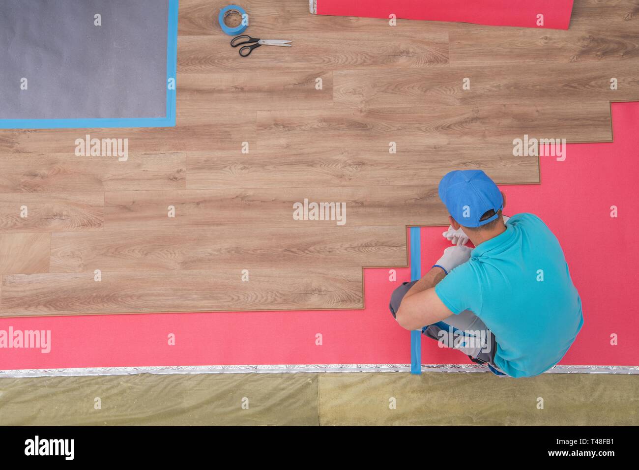 Pavimenti in laminato Installazione da Professional Installer caucasica. Il rimodellamento lavoratore dal di sopra. Foto Stock