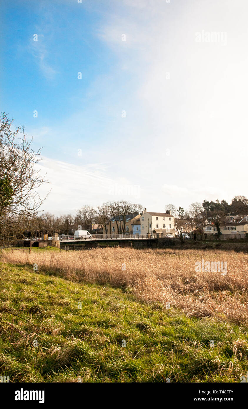 Auto attraversando Cartford ponte a pedaggio poco Eccleston con Larbreck che attraversa il fiume Wyre e collega con Salisbury Lancashire England Regno Unito Foto Stock