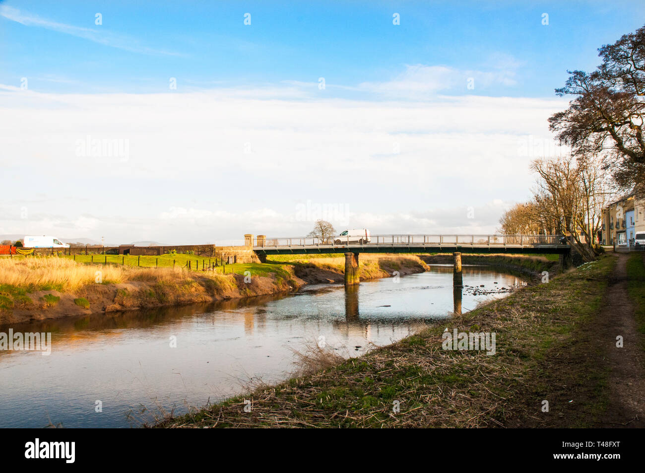 Auto attraversando Cartford ponte a pedaggio poco Eccleston con Larbreck che attraversa il fiume Wyre e collega con Salisbury Lancashire England Regno Unito Foto Stock