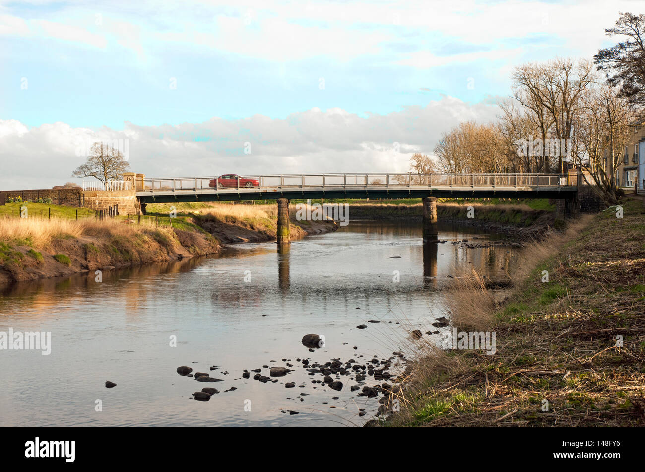 Auto attraversando Cartford ponte a pedaggio poco Eccleston con Larbreck che attraversa il fiume Wyre e collega con Salisbury Lancashire England Regno Unito Foto Stock