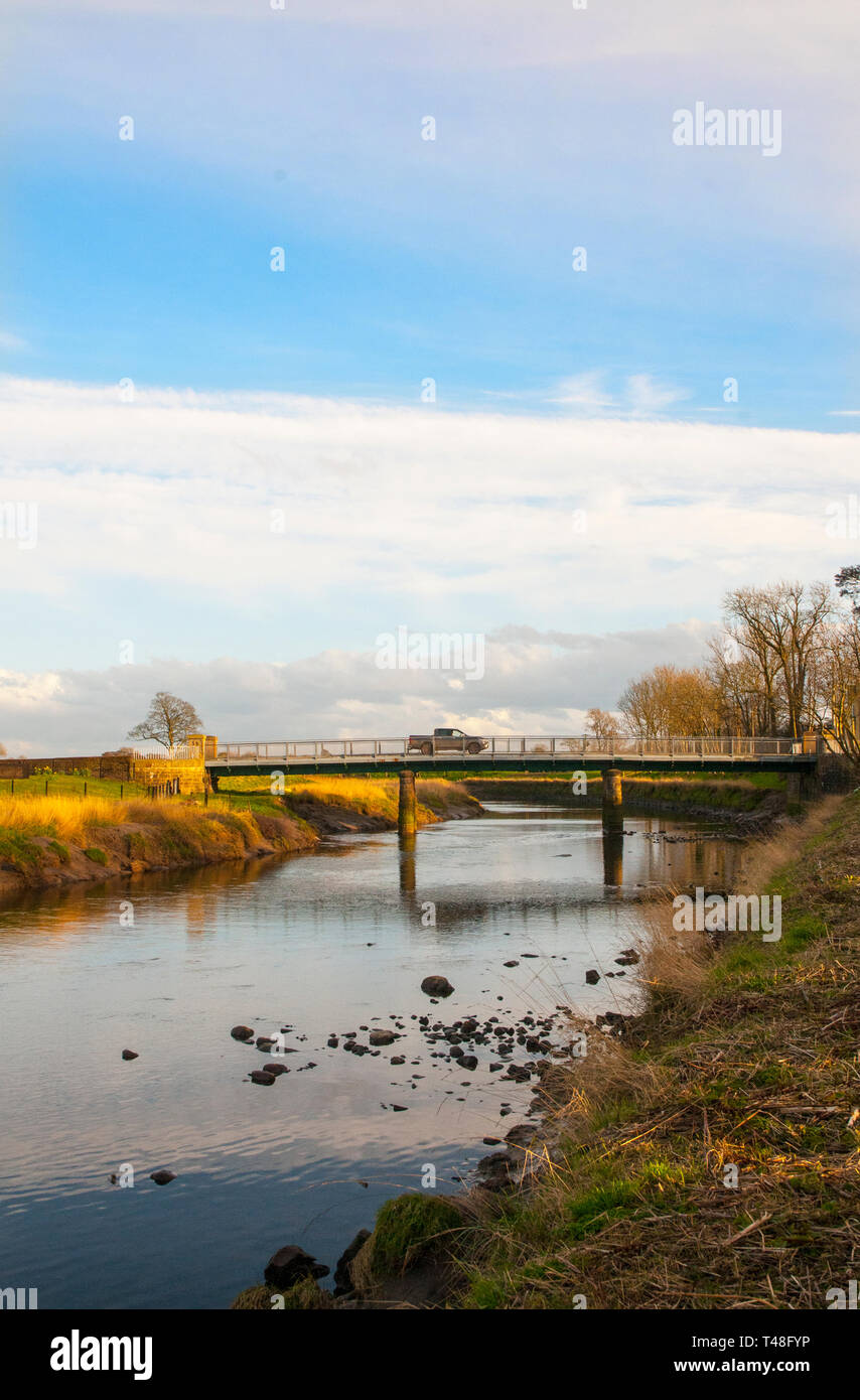 Auto attraversando Cartford ponte a pedaggio poco Eccleston con Larbreck che attraversa il fiume Wyre e collega con Salisbury Lancashire England Regno Unito Foto Stock
