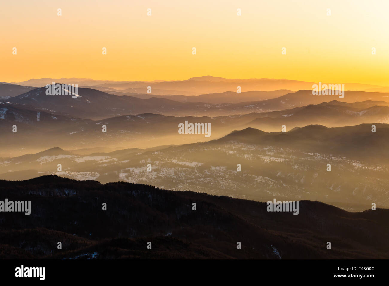 Carpazi range coperto da sunrise sun Foto Stock