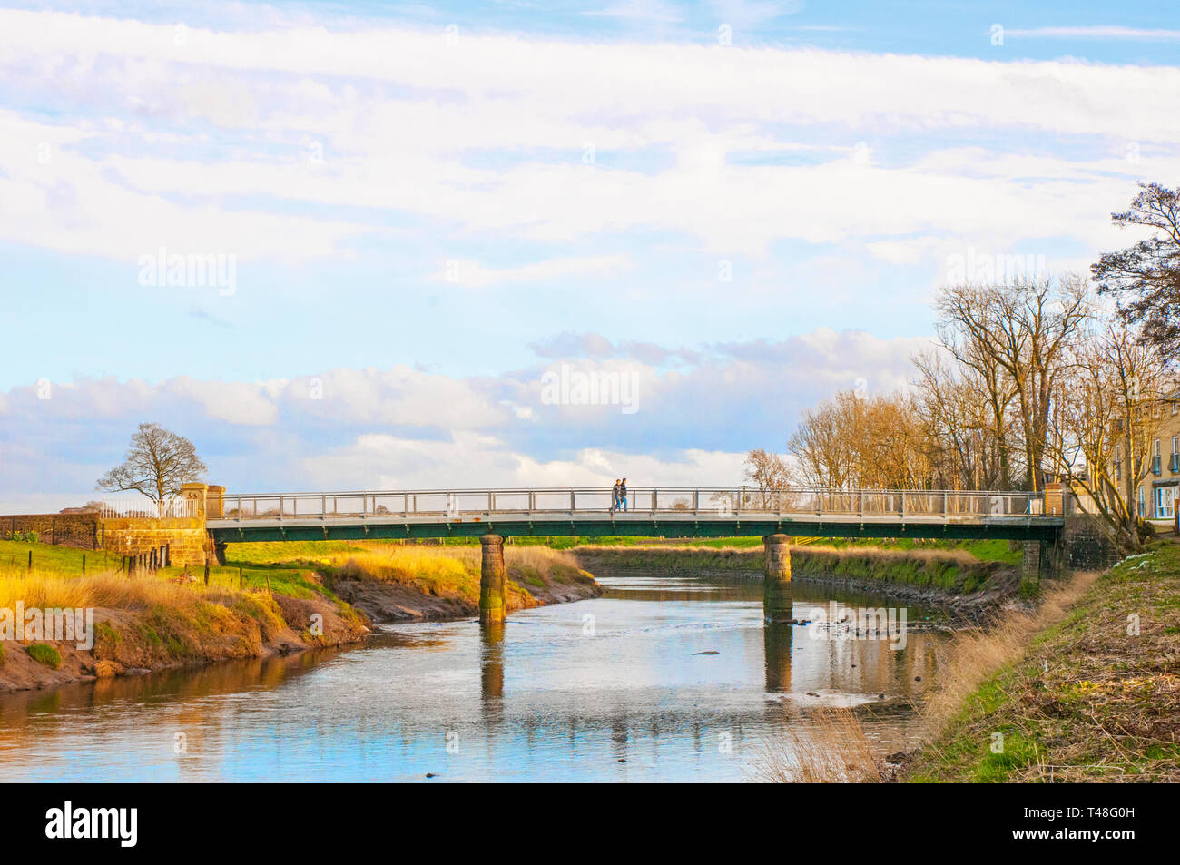 Walkers attraversando Cartford ponte a pedaggio poco Eccleston con Larbreck che attraversa il fiume Wyre e collega con Salisbury Lancashire England Regno Unito Foto Stock