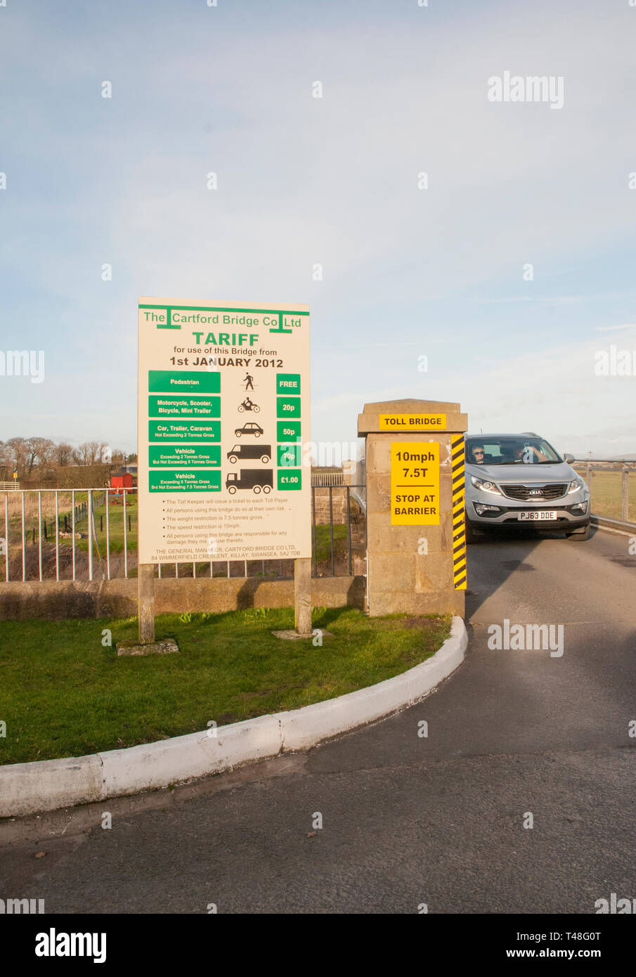 Auto attraversando Cartford ponte a pedaggio poco Eccleston con Larbreck che attraversa il fiume Wyre e collega con Salisbury Lancashire England Regno Unito Foto Stock