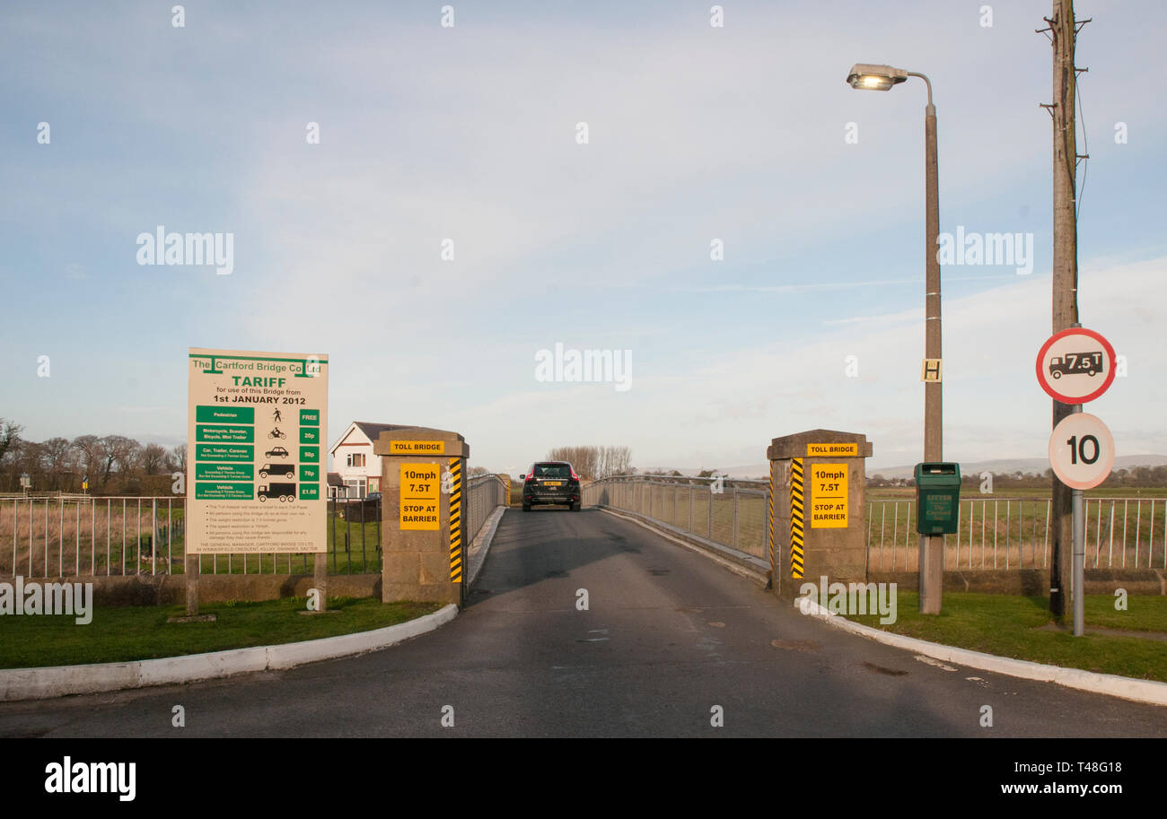 Auto attraversando Cartford ponte a pedaggio poco Eccleston con Larbreck che attraversa il fiume Wyre e collega con Salisbury Lancashire England Regno Unito Foto Stock