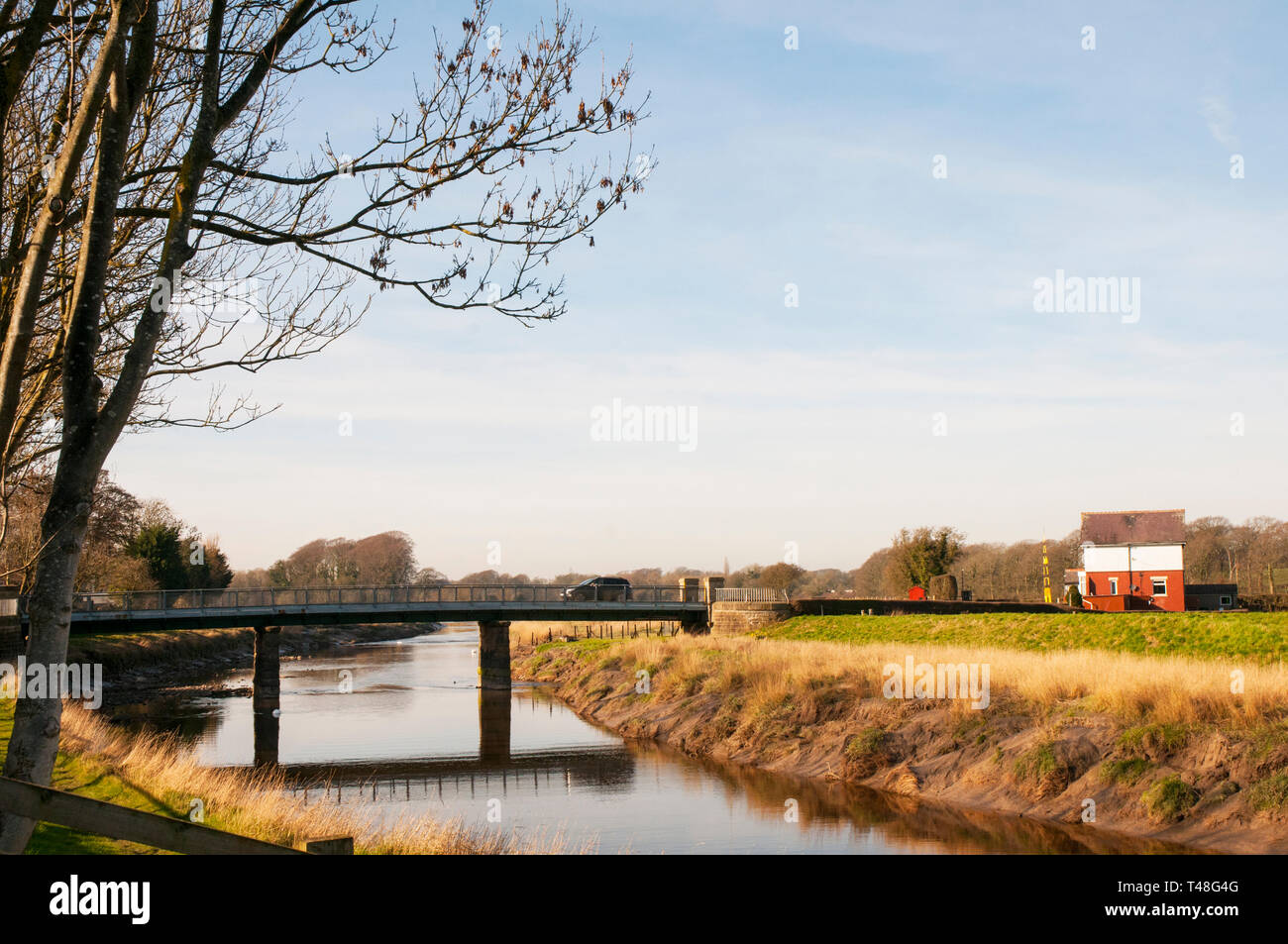 Auto attraversando Cartford ponte a pedaggio poco Eccleston con Larbreck che attraversa il fiume Wyre e collega con Salisbury Lancashire England Regno Unito Foto Stock