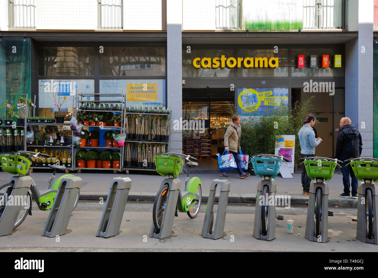 Castorama, 11 Boulevard de Grenelle, Parigi, Francia. esterno alla vetrina di un diy home prodotti store Foto Stock