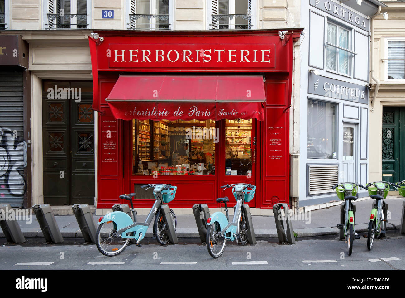 Herboristerie de Paris, 30 Rue Pasquier, Paris, Francia. esterno alla vetrina di un medicinale a base di erbe store Foto Stock