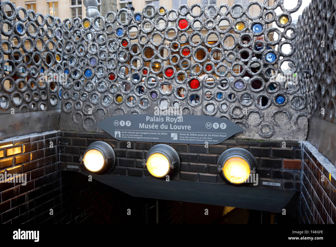 Parigi la stazione metropolitana "Palais Royal Musee du Louvre' entrata a Place Colette, Parigi, Francia Foto Stock
