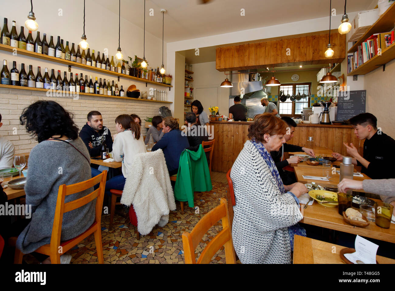 Mokonuts, 5 Rue Saint-Bernard, Parigi, Francia. L'interno di un ristorante serve cucina Francese con un accento Medio Oriente e Giapponese nell'undicesimo Arr Foto Stock