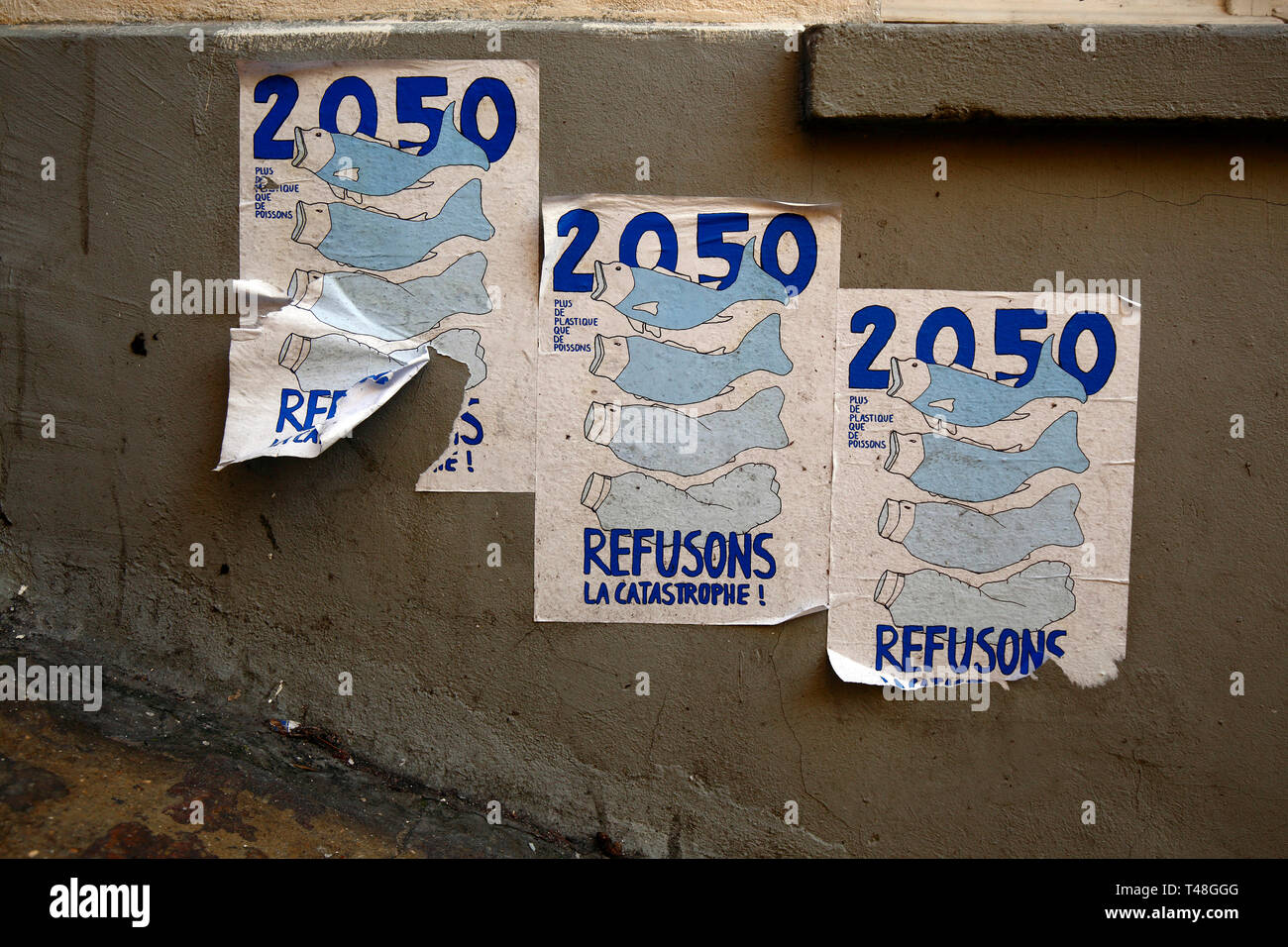 Volantini su una parete a Parigi avviso di un imminente oceano inquinamento plastica crisi, Parigi, Francia Foto Stock