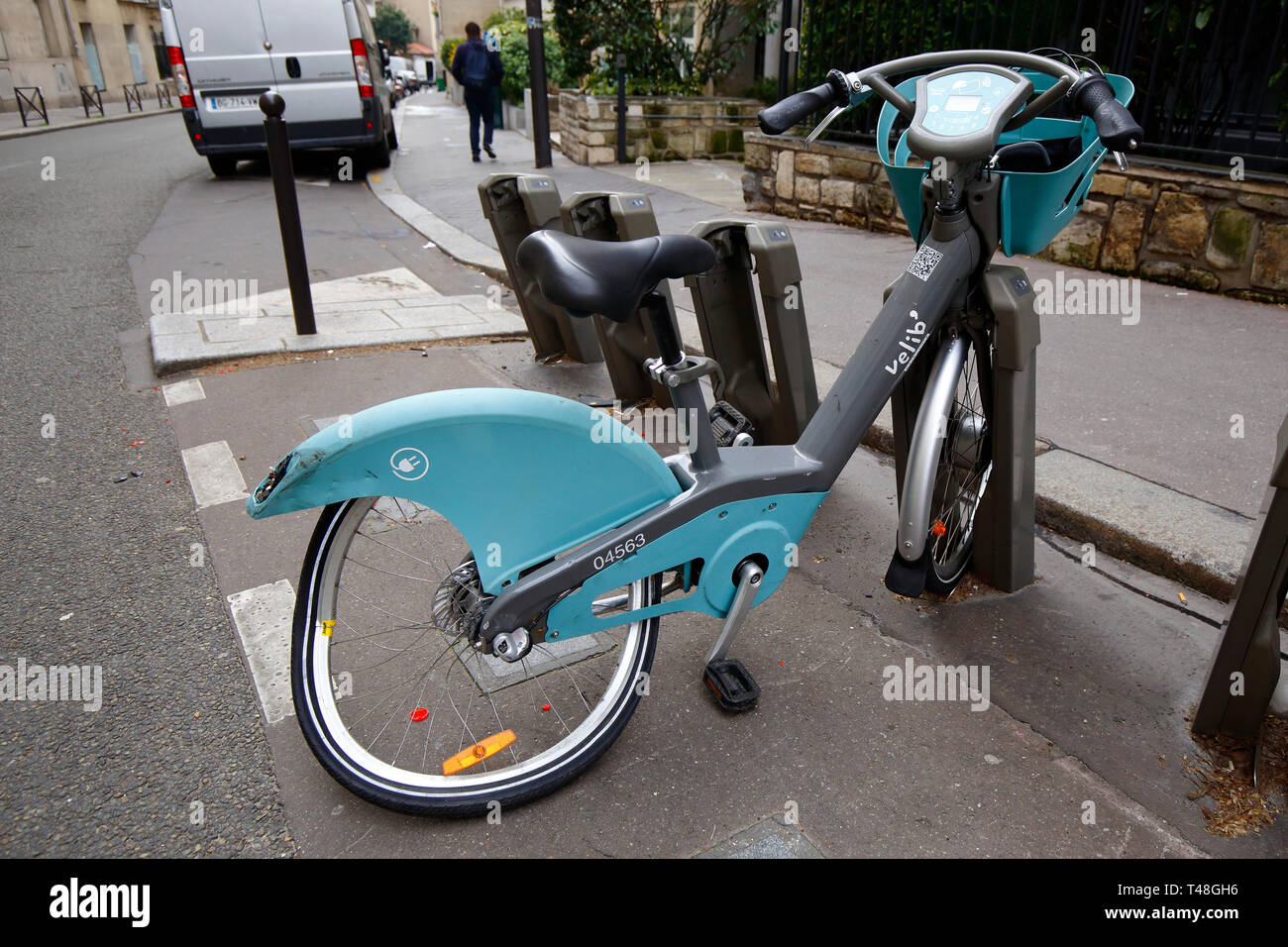 Un elettrico Velib bike con la rottura di una ruota ad una docking station, Parigi, Francia Foto Stock